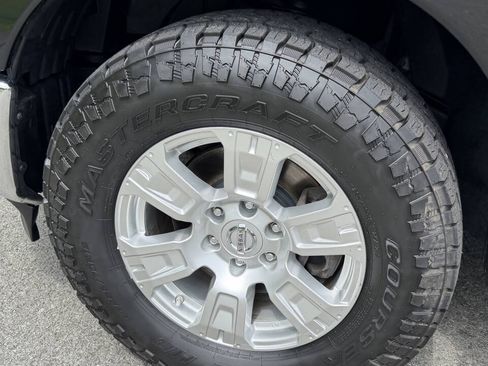 Used 2018 Nissan Titan SV AWD/4WD image 11