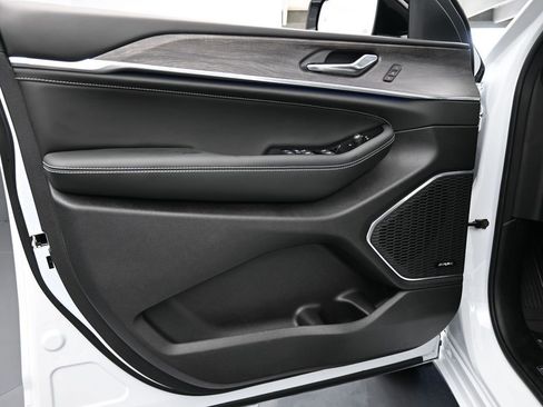 Used 2024 Jeep Grand Cherokee L Overland image 12