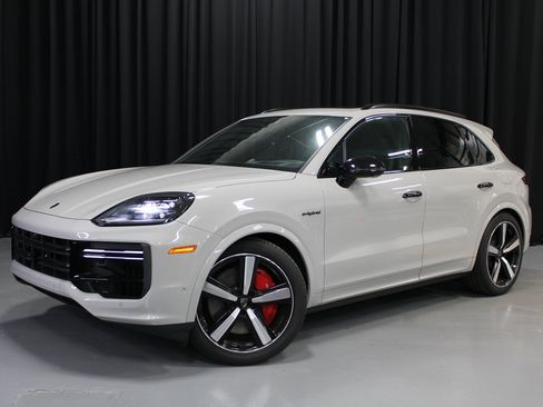 New 2025 Porsche Cayenne Turbo image 1
