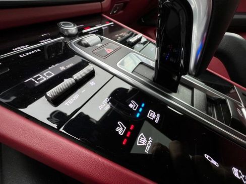 Used 2023 Porsche Cayenne Platinum Edition image 32