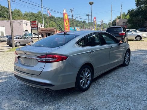 Used 2017 Ford Fusion SE w/ Fusion SE Technology Package FWD image 7