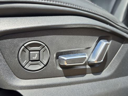 Used 2019 Audi Q8 Prestige w/ Luxury Package AWD/4WD image 28