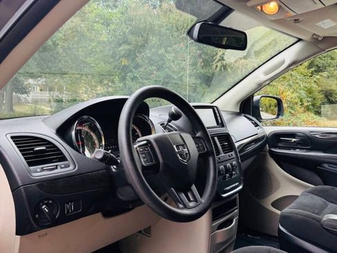 Used 2019 Dodge Grand Caravan SE w/ UConnect Hands-Free Group FWD image 9