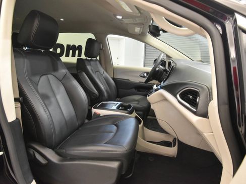 Used 2024 Chrysler Pacifica Limited FWD image 21