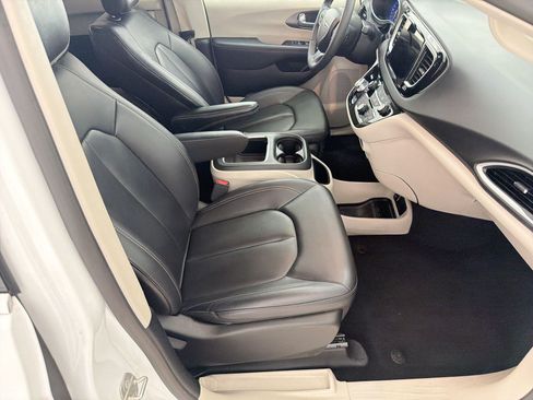 Used 2024 Chrysler Pacifica Touring-L FWD image 29