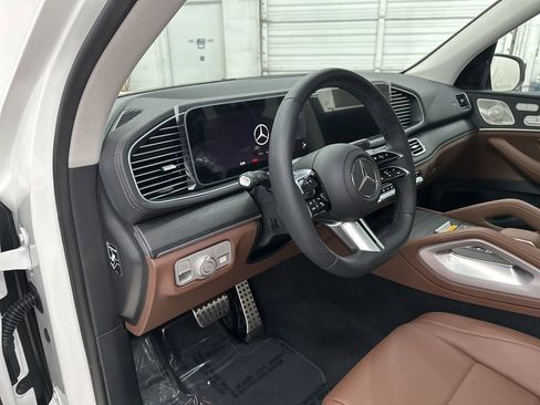 Used 2025 Mercedes-Benz GLS 450 4MATIC image 9