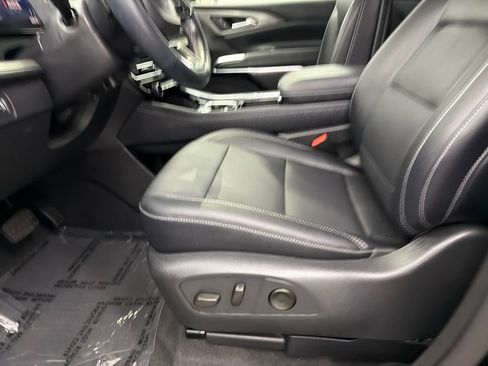 Used 2025 Chevrolet Traverse LT w/ Driver Confidence Package FWD image 10