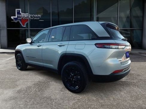 Used 2024 Jeep Grand Cherokee Altitude AWD/4WD image 6