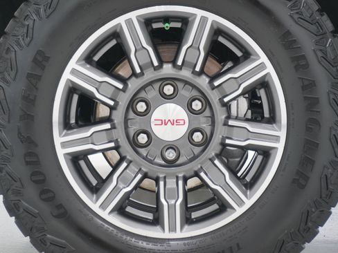 Used 2024 GMC Sierra 1500 AT4 w/ Technology Package AWD/4WD image 33