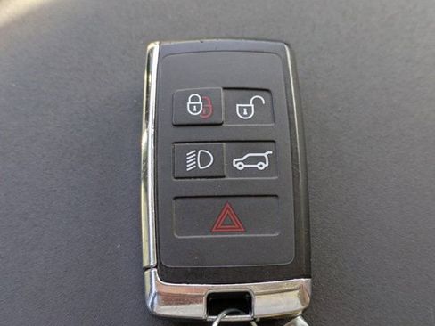 Used 2025 Land Rover Discovery S image 23