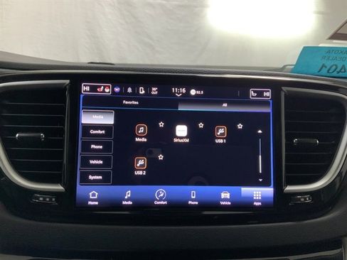 Used 2023 Chrysler Pacifica Touring-L image 38