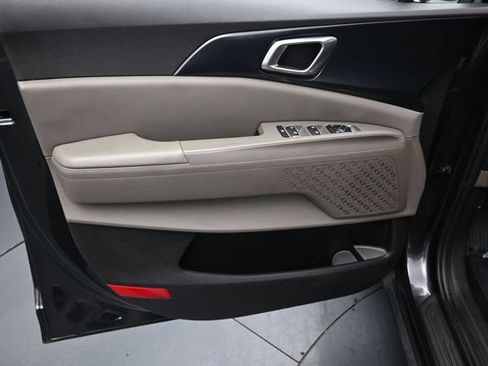 Used 2025 Kia Carnival FWD image 13