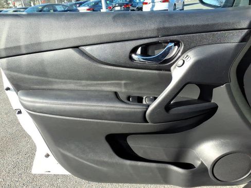 Certified 2018 Nissan Rogue S image 12