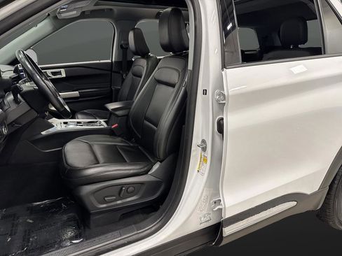 Used 2023 Ford Explorer XLT image 4
