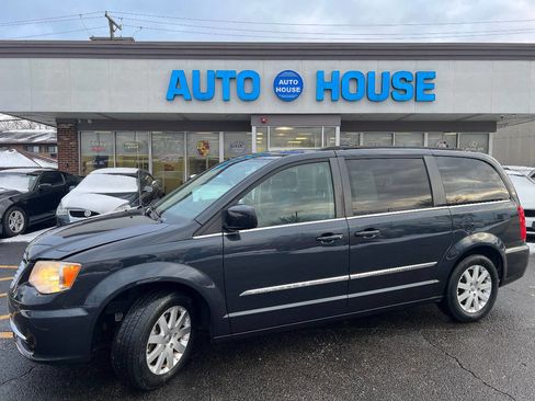Used 2014 Chrysler Town & Country Touring image 7