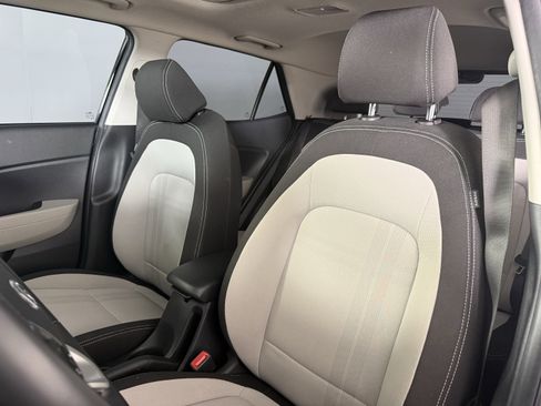 Used 2024 Hyundai Venue SEL image 11