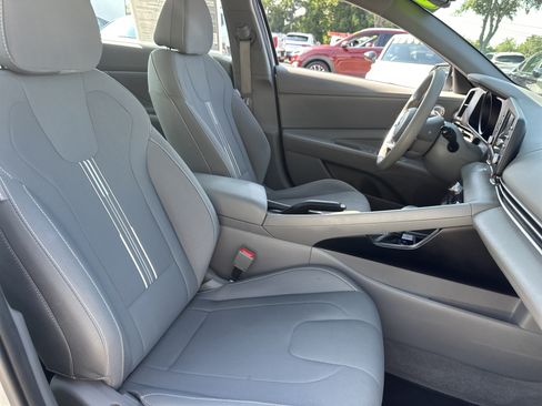 Used 2023 Hyundai Elantra SEL FWD image 6