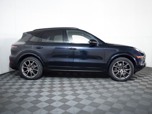 Certified 2023 Porsche Cayenne Platinum Edition image 9