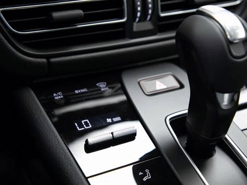 Certified 2025 Porsche Macan image 20