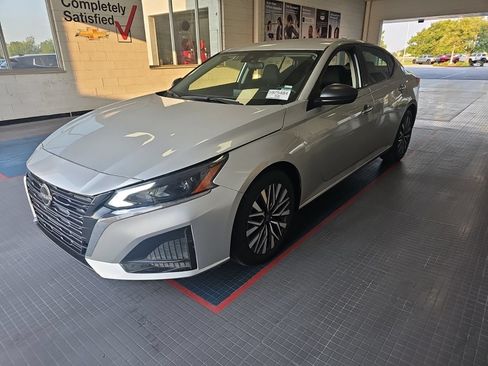 Used 2024 Nissan Altima 2.5 SV FWD image 1