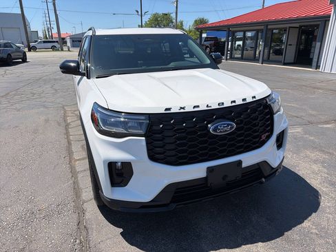 Used 2025 Ford Explorer ST AWD/4WD image 4