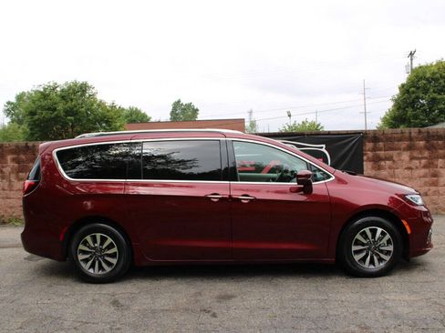 Used 2021 Chrysler Pacifica Touring-L FWD image 5