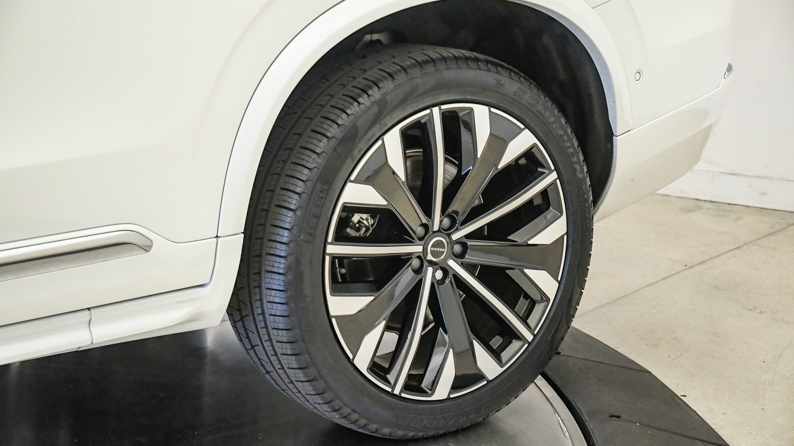 Used 2026 Volvo XC90 B6 Plus w/ Protection Package Premier AWD/4WD image 11