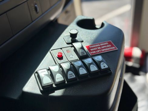Used 2014 Chevrolet Express 4500 RWD image 22