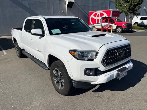 Used 2019 Toyota Tacoma TRD Sport w/ TRD Premium Sport Package AWD/4WD image 3