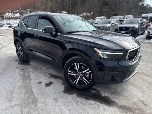 Used 2025 Volvo XC40 B5 Core image 7