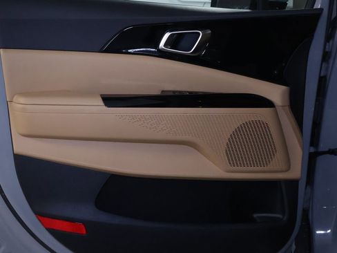 Used 2024 Kia Carnival EX image 11