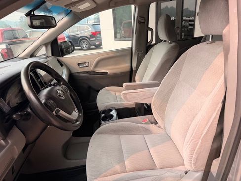 Used 2017 Toyota Sienna LE AWD/4WD image 10