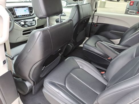 Used 2024 Chrysler Pacifica Select image 16