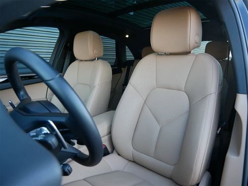 Used 2025 Porsche Macan image 5