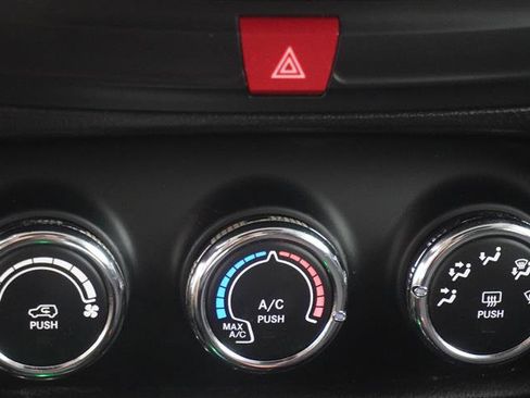 Used 2017 Jeep Renegade Altitude AWD/4WD image 18