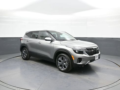 Certified 2024 Kia Seltos LX image 4