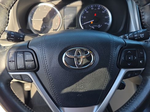 Used 2019 Toyota Highlander Plus FWD image 21