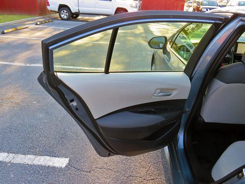 Used 2021 Toyota Corolla LE image 31