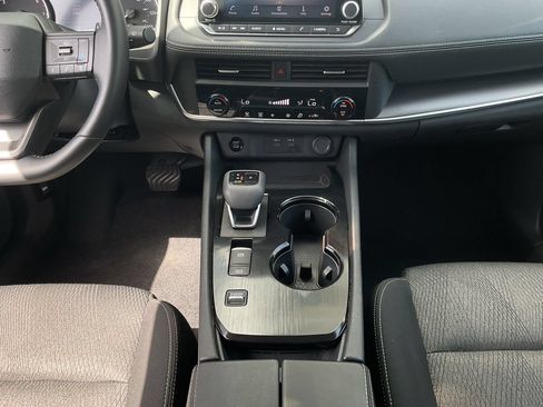 Used 2025 Nissan Rogue SV FWD image 11