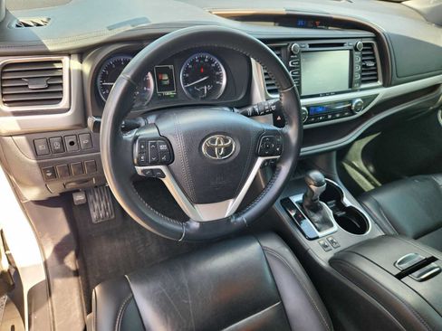 Used 2019 Toyota Highlander XLE FWD image 2