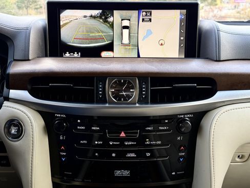 Used 2020 Lexus LX 570 4WD w/ Luxury Package image 30