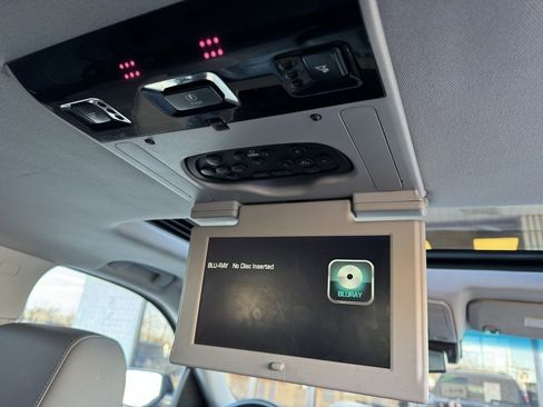 Used 2018 Chevrolet Suburban LT image 20