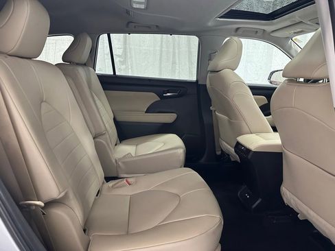 Used 2025 Toyota Highlander XLE image 61