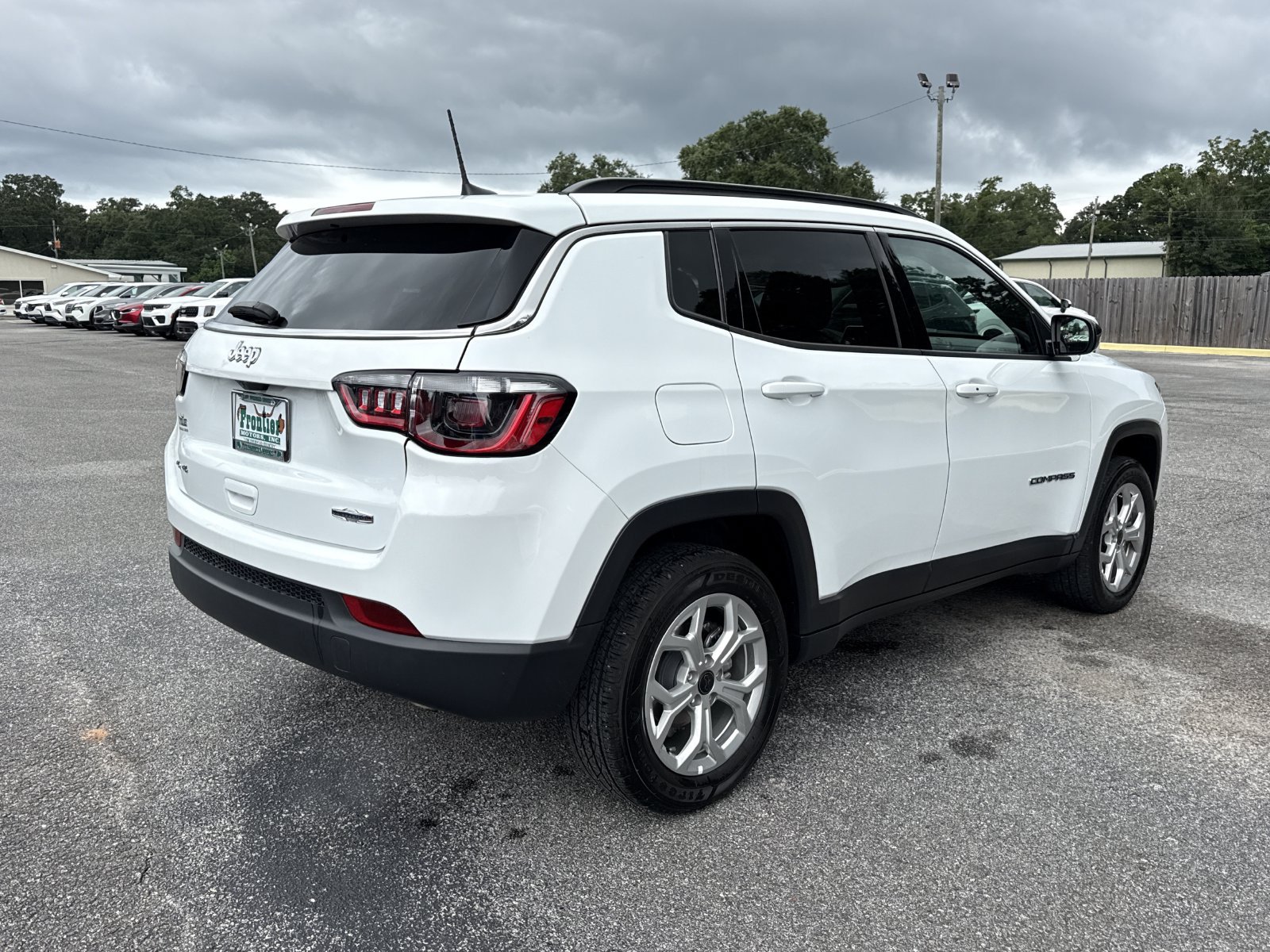 Used 2025 Jeep Compass Latitude AWD/4WD image 5