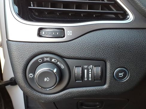 Used 2019 Jeep Cherokee Limited image 18