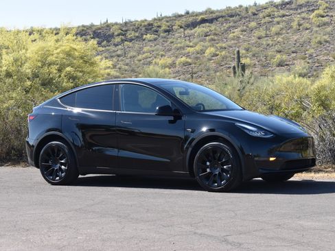 Used 2023 Tesla Model Y Long Range AWD/4WD image 3
