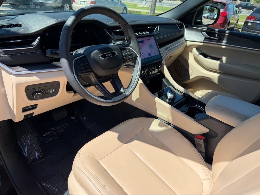 Used 2025 Jeep Grand Cherokee L Limited RWD image 12