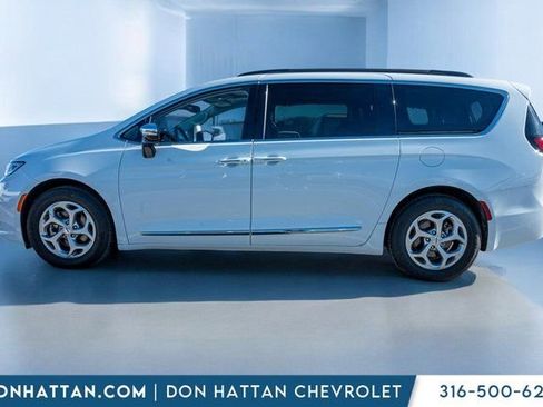 Used 2023 Chrysler Pacifica Limited image 2