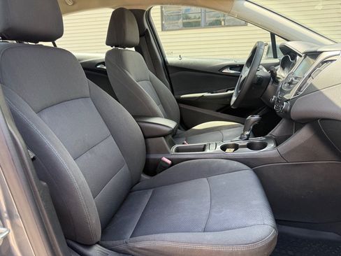 Used 2018 Chevrolet Cruze LT w/ Convenience Package FWD image 9
