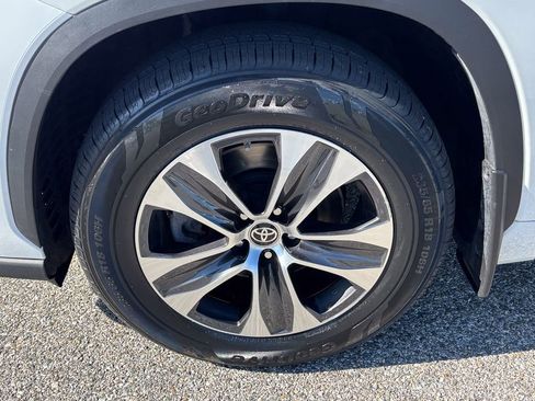 Used 2022 Toyota Highlander XLE AWD/4WD image 49